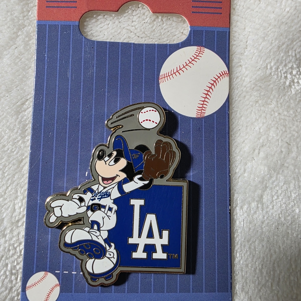 Disney L.A DODGERS COLLECTABLE  Mickey Mouse Baseball Pin